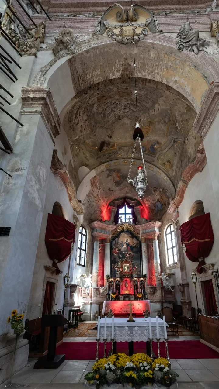 🇨🇿 Barokní poutní kostel sv. Anny a sv. Jakuba Většího dnes stojí téměř osamoceně v krajině Libavé. Vesnice, která jej obklopovala, po válce zmizela, němečtí obyvatelé byli odsunut
