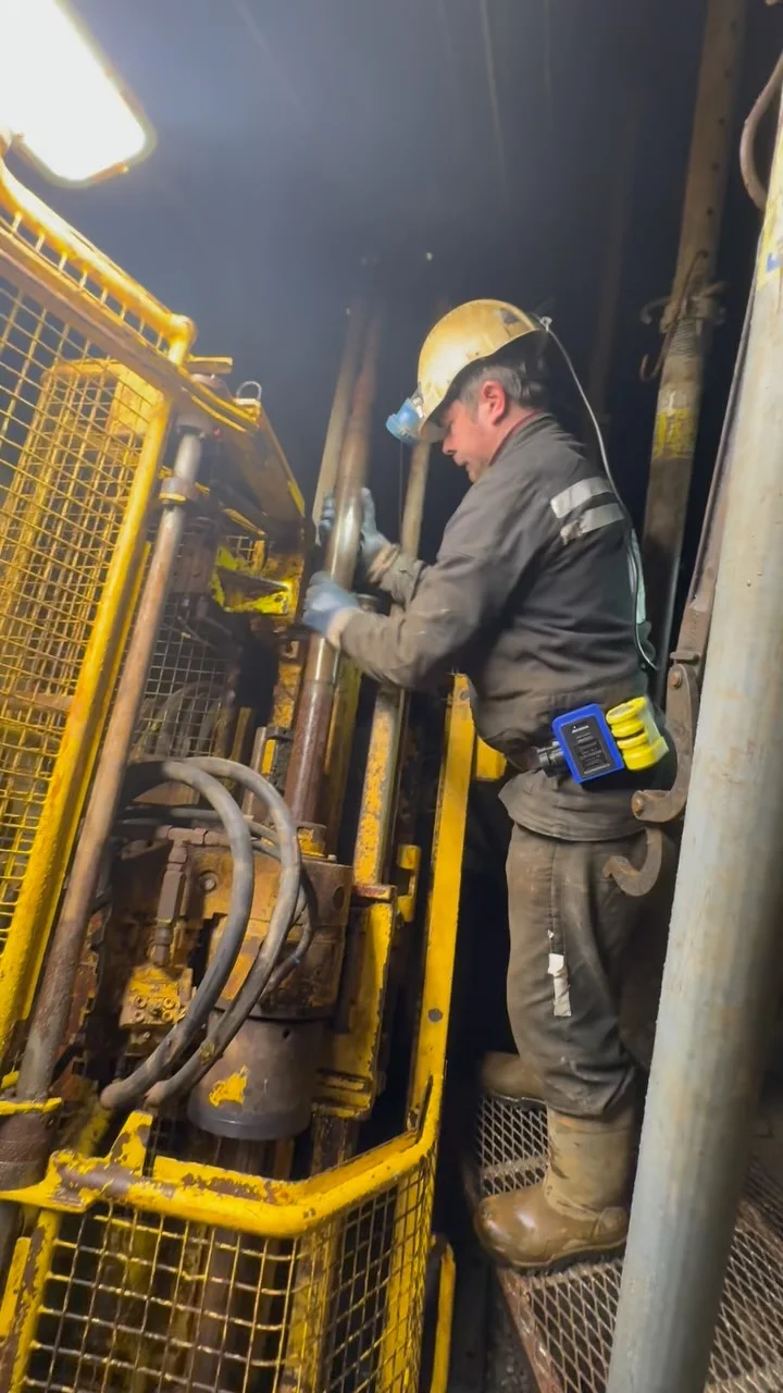Co se skrývá pod povrchem?
Geologický průzkum dává odpověď metr po metru. Vrt proniká horninovým masivem a na povrch se dostává skutečná geologická historie místa.
To podstatné j